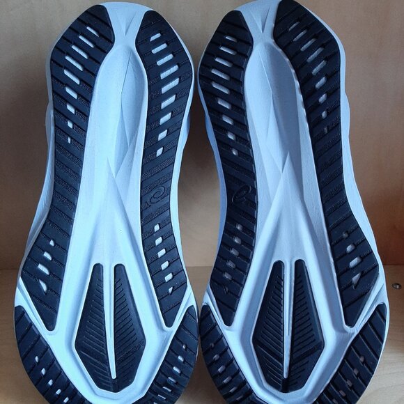 Sold Elsewhere: Mens Asics Novablast 5 size 10.5 neutral running shoes - Picture 7 of 10